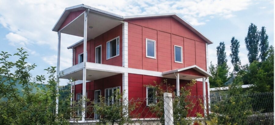 Tamamlanmış kırmızı cepheli iki katlı prefabrik villa
